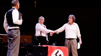 Michael Meichßner, Georg Lenzen und Gerd Köster (von links) stehen auf der Bühne der Kölner Philharmonie.