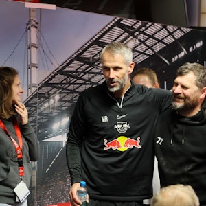 Leipzigs Trainer Marco Rose (l.) umarmt Kölns Coach Steffen Baumgart nach der Pressekonferenz.