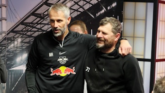 Leipzigs Trainer Marco Rose (l.) umarmt Kölns Coach Steffen Baumgart nach der Pressekonferenz.