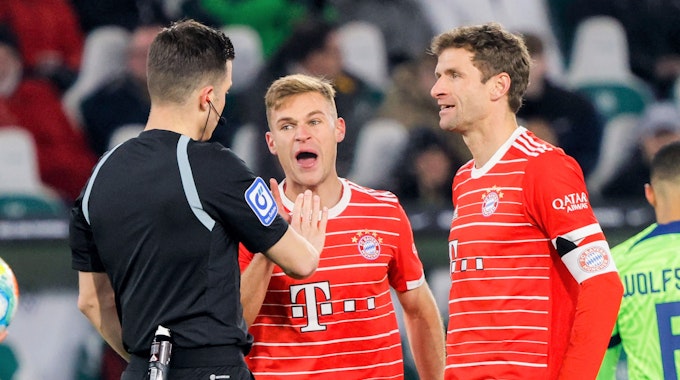 Joshua Kimmich (M.) und Thomas Müller beschweren sich bei Schiedsrichter Harm Osmers über den Platzverweis gegen den FC Bayern.