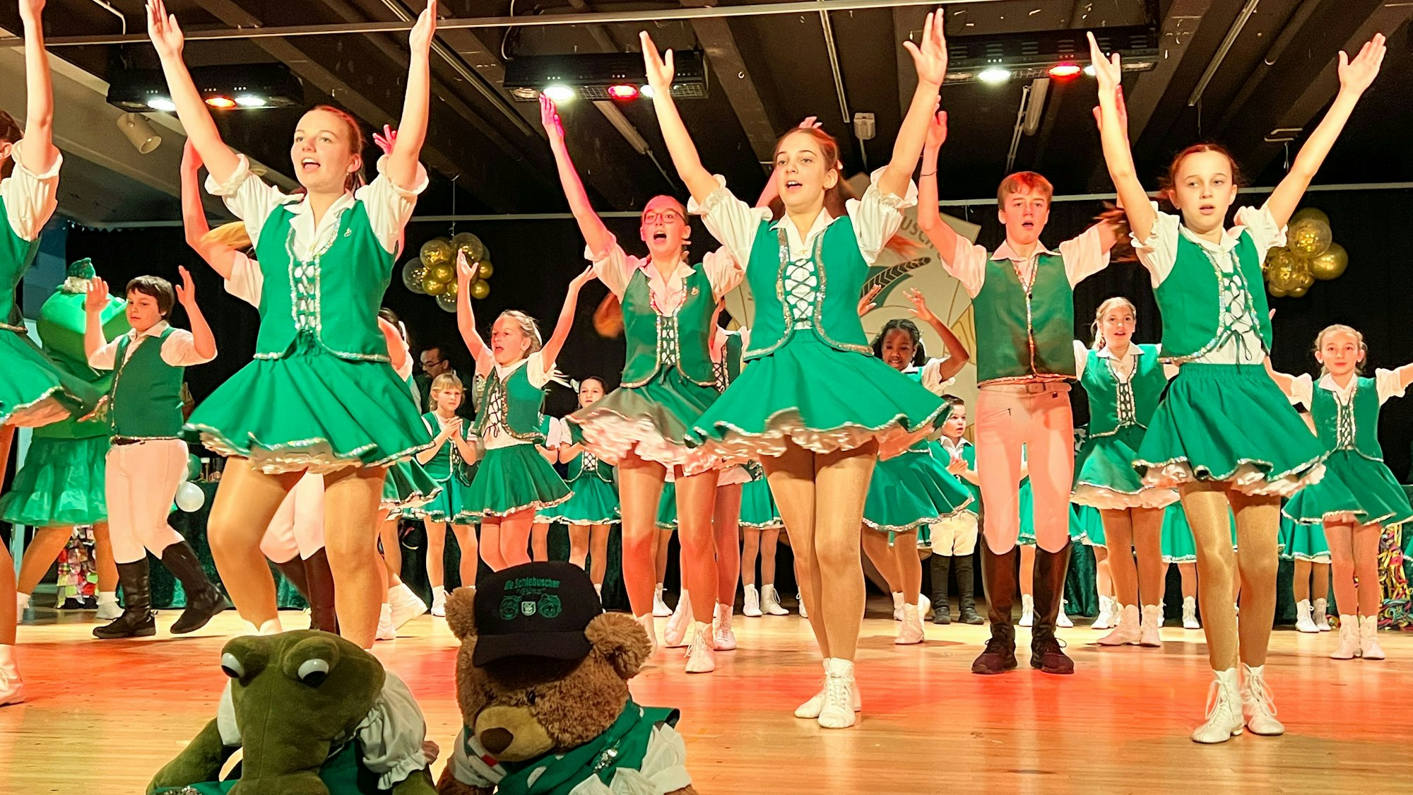 Die Garde von Grün-Weiß Schlebusch tanzt auf der Bühne.