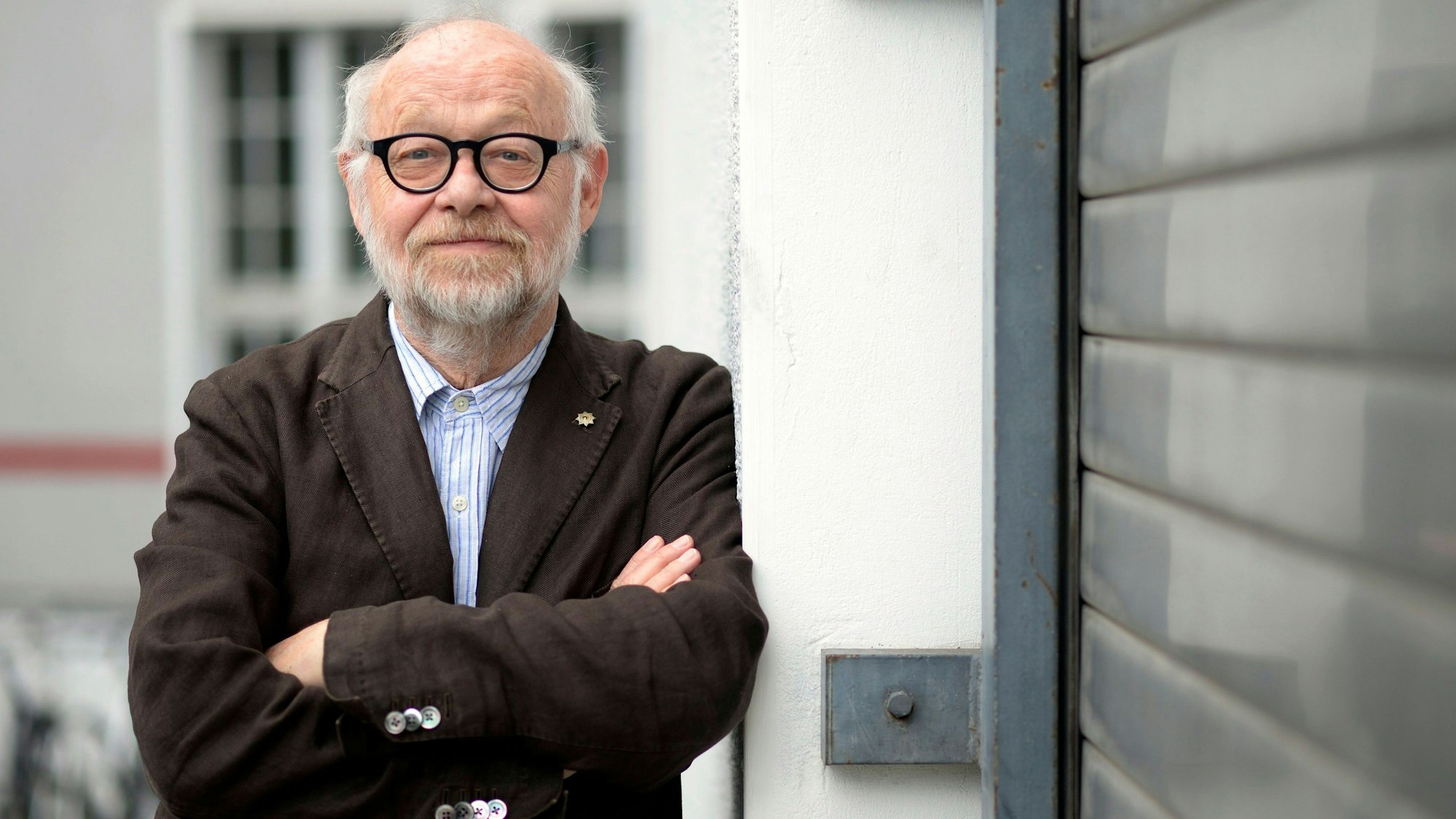 Jürgen Flimm, damaliger Intendant der Staatsoper Berlin, blickt nach einem Interview 2016 in die Kamera des Fotografen.