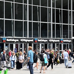 Passanten gehen vor dem Kölner Hauptbahnhof entlang