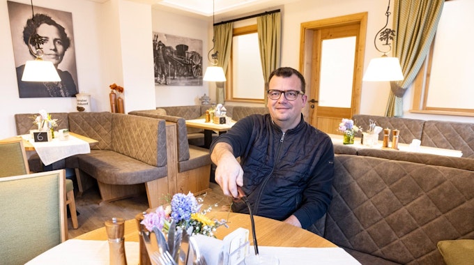 Thomas Reichelt sitzt am Tisch in seinem vollständig erneuerten Restaurant.