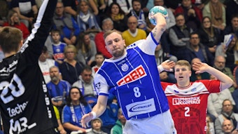 VfL-Handballer Lukas Blohme ist bei einem Angriff mit Ball in der Hand zu sehen.