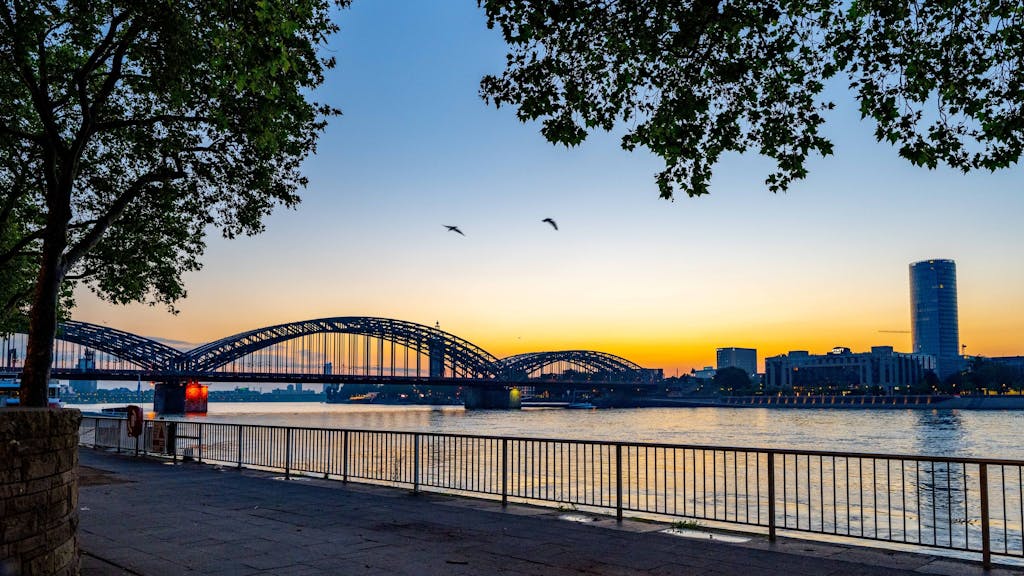 Sonnenaufgang am 25. Juli 2021, am Altstadtufer in Köln, mit Blick auf die Hohenzollernbrücke.