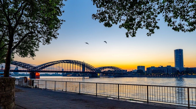 Sonnenaufgang am 25. Juli 2021, am Altstadtufer in Köln, mit Blick auf die Hohenzollernbrücke.