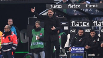 Daniel Farke, Trainer von Borussia Mönchengladbach, gestikuliert am Samstag (4. Februar 2023) beim Match gegen Schalke 04 an der Seitenlinie. Farke schreit mit wütendem Gesichtsausdruck in Richtung des Spielfelds und gestikuliert mit dem rechten Arm.
