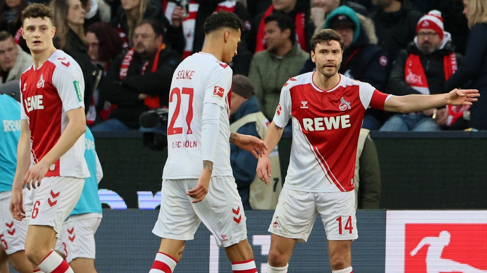Jonas Hector gibt beim 0:0 zwischen dem 1. FC Köln und RB Leipzig Anweisungen.