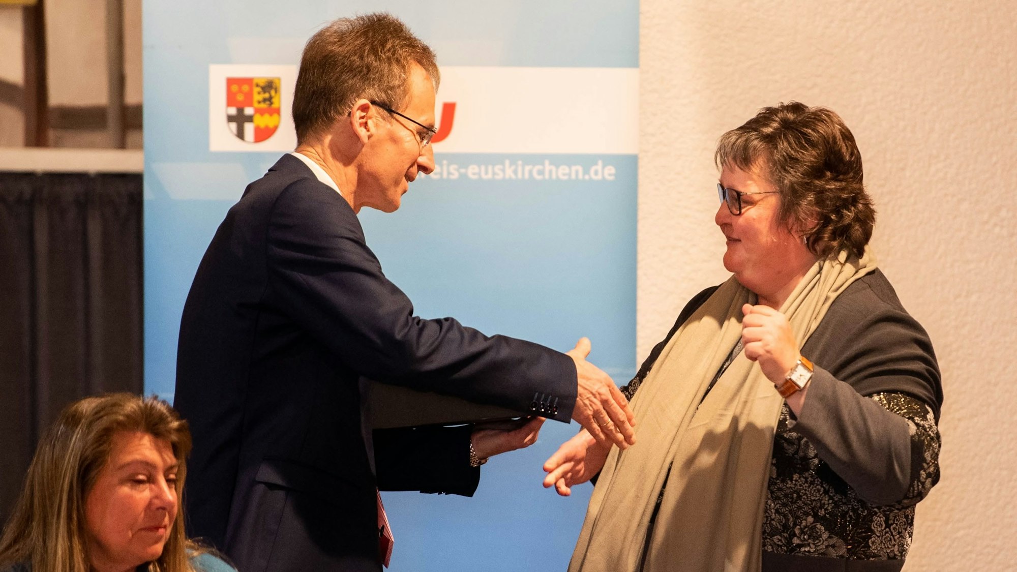 Mit Eifeler Spezialitäten dankte Fraktionschefin Ute Stolz dem scheidenden Parteichef Detlef Seif für dessen Arbeit.