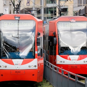 Straßenbahnen der Kölner Verkehrsbetriebe (KVB) stehen an der Haltestelle Heumarkt.
