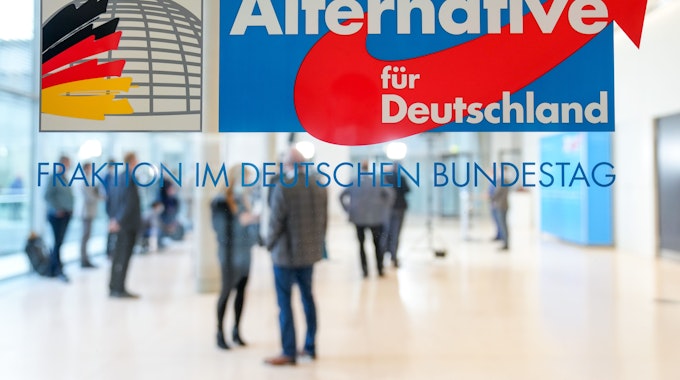 ARCHIV - 10.11.2021, Berlin: Mitglieder der AfD-Fraktion kommen zu ihrer Sitzung im Bundestag zusammen. (