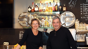 Betriebsleiterin Miriam El Maani und Inhaber Jürgen Walter an der Theke im Café Waschsalon.