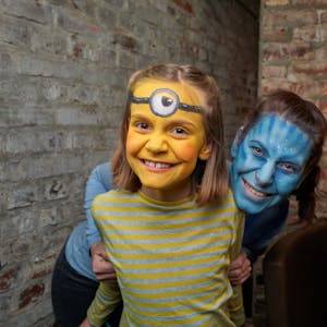 Unsere Autorin Isabell Wohlfarth und ihre Tochter Matilda in den fertig geschminkten Masken "Avatar" und "Minion".