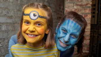 Unsere Autorin Isabell Wohlfarth und ihre Tochter Matilda in den fertig geschminkten Masken "Avatar" und "Minion".
