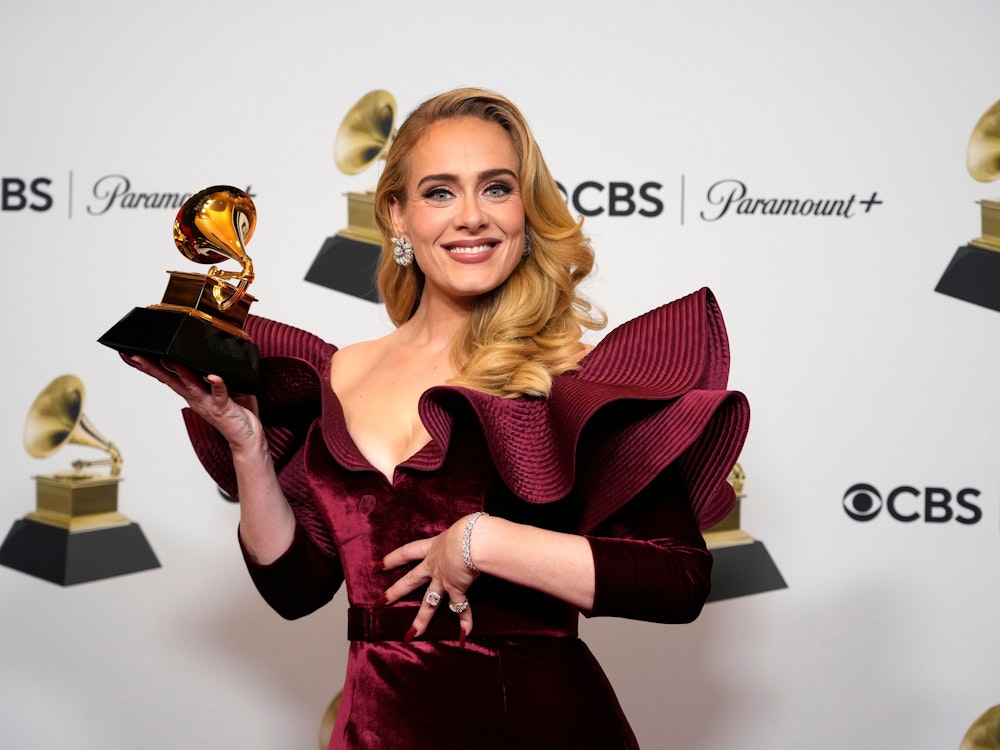 Adele, Gewinnerin des Preises für die beste Pop-Solodarbietung für «Easy on Me», hält ihre Auszeichnung im Presseraum der 65. Verleihung der Grammy Awards.