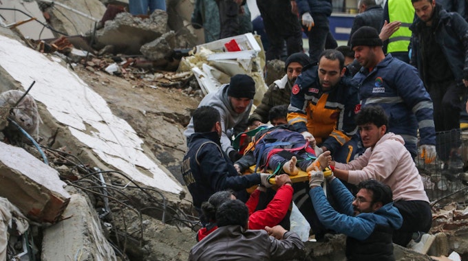 Eingestürzte Gebäude in der türkischen Stadt Adana. Rettungskräfte suchen nach Überlebenden.