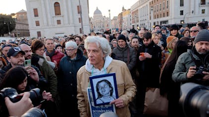 Pietro Orlandi im Januar 2023 mit einem Bild seiner vermissten Schwester Emanuela Orlandi.