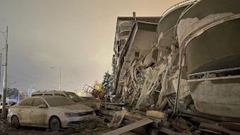 Die Zerstörung ist auch in Diyarbakir deutlich zu sehen: Parkende Autos wurden auf den Straßen durch das Beben stark beschädigt, Gebäude sind eingestürzt.