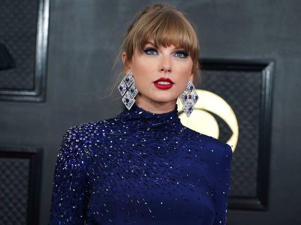 Taylor Swift kommt zur Verleihung der 65. Grammy Awards. Die begehrten Musikpreise werden in mehreren Kategorien von der Academy of Recording Arts and Sciences vergeben.