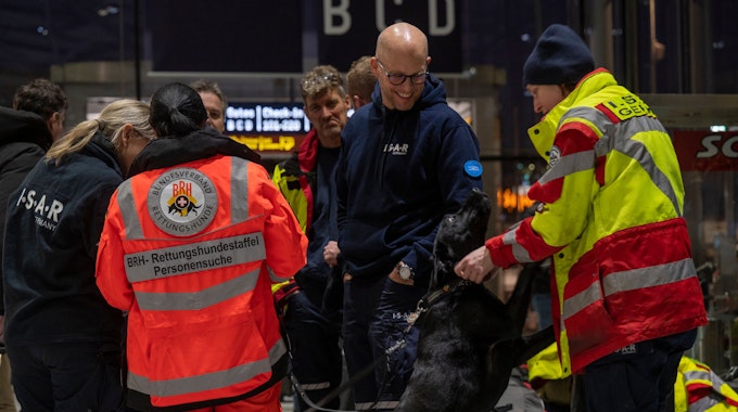 Ein Spezial-Suchtrupp der Hilfsorganisation I.S.A.R: soll mit einer Hundestaffel in der Türkei nach verschütteten Erdbeben-Opfern suchen. Die Einheit fliegt noch am Montag vom Flughafen Köln/Bonn aus ins Krisengebiet.