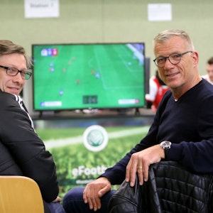 FVM-Präsident Christos Katzidis (l.) und FC-Hennef-Präsident Clemens Wirtz beim E-Football-Turnier in der Sportschule in Hennef.