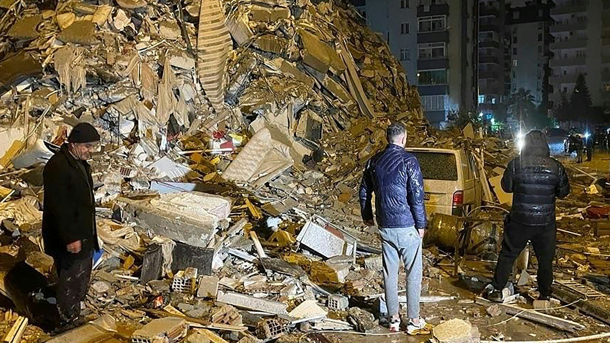 Menschen versuchen in Diyarbakir im Süden der Türkei eingeschlossene Bewohner in eingestürzten Gebäuden zu erreichen.