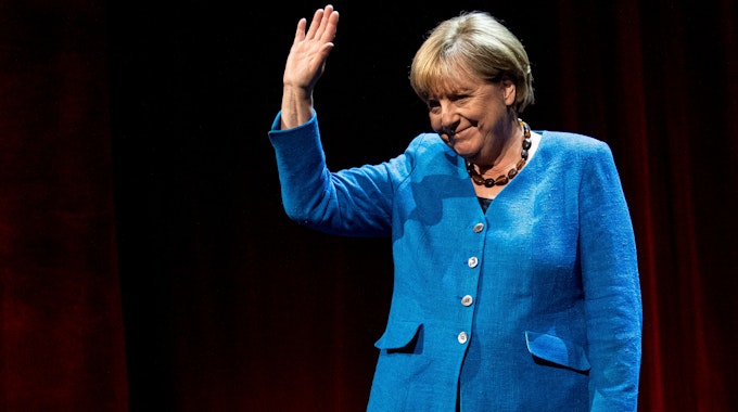Die ehemalige Bundeskanzlerin Angela Merkel (CDU) winkt im Berliner Ensemble. (Archivbild)