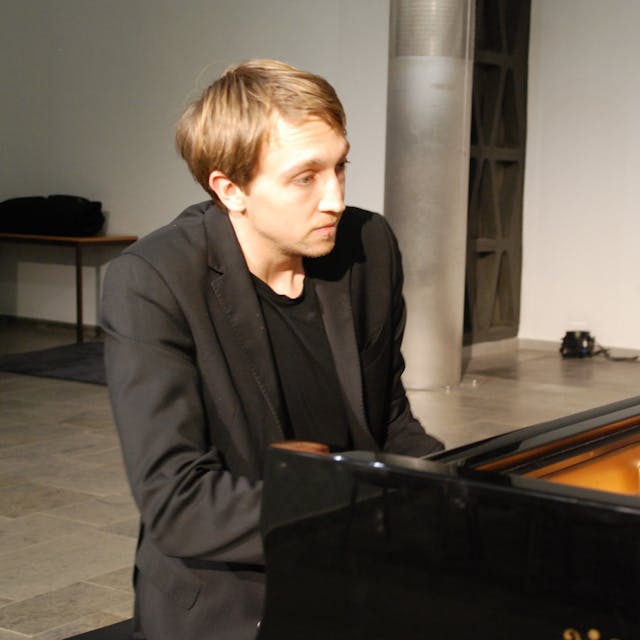 Pianist Fabian Müller bein Wallgrabenkonzert in Bad Münstereifel.