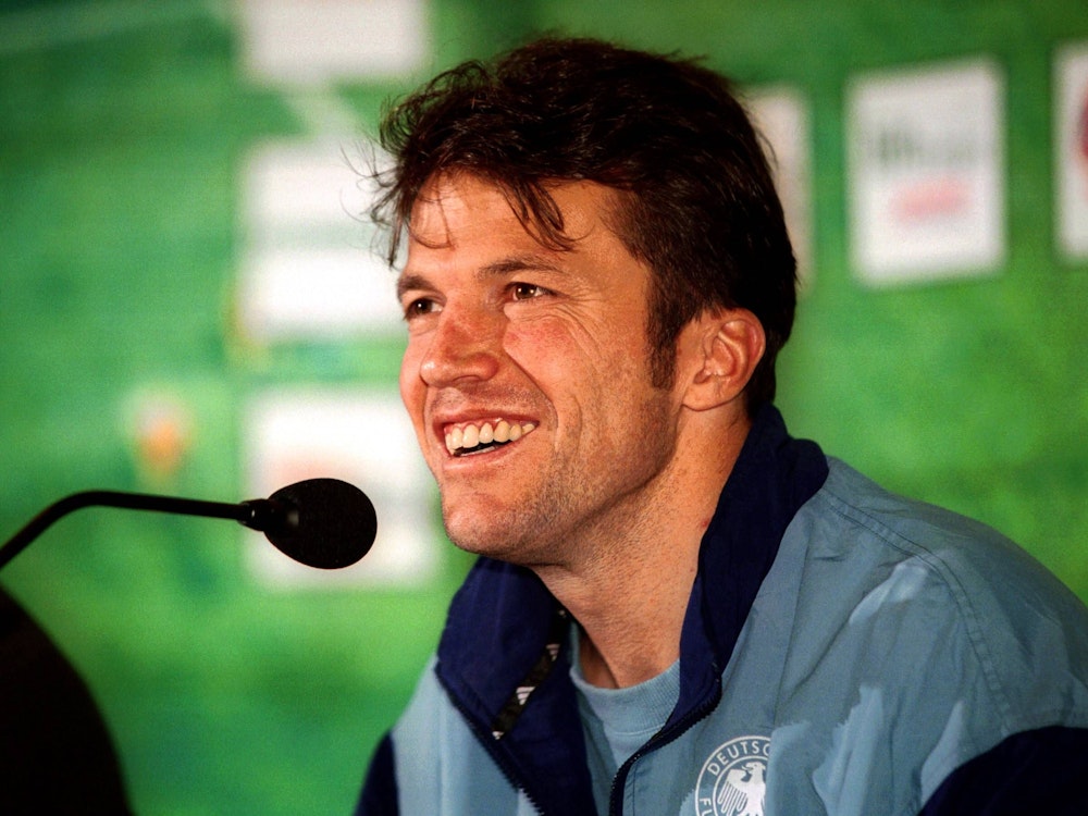 Lothar Matthäus lächelt auf einer Pressekonferenz des DFB.