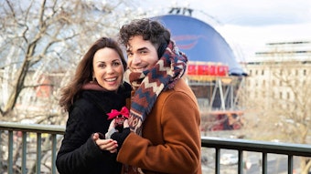 Sophie Berner und Riccardo Greco stehen mit ihrem Liebesschloss auf der Hohenzollernbrücke.