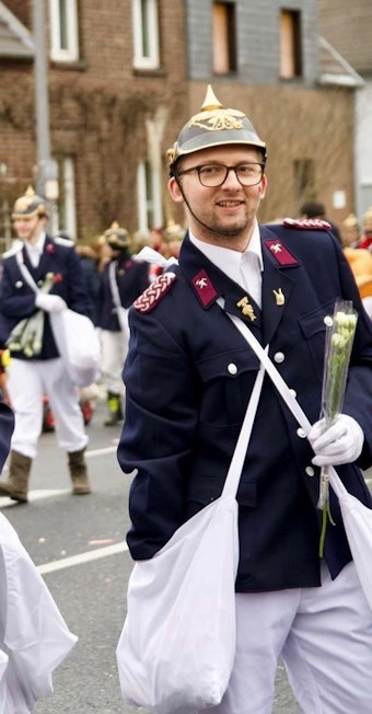 Nico Raddatz trägt beim Lövenicher Karnevalszug eine Feuerwehruniform aus dem 19. Jahrhundert