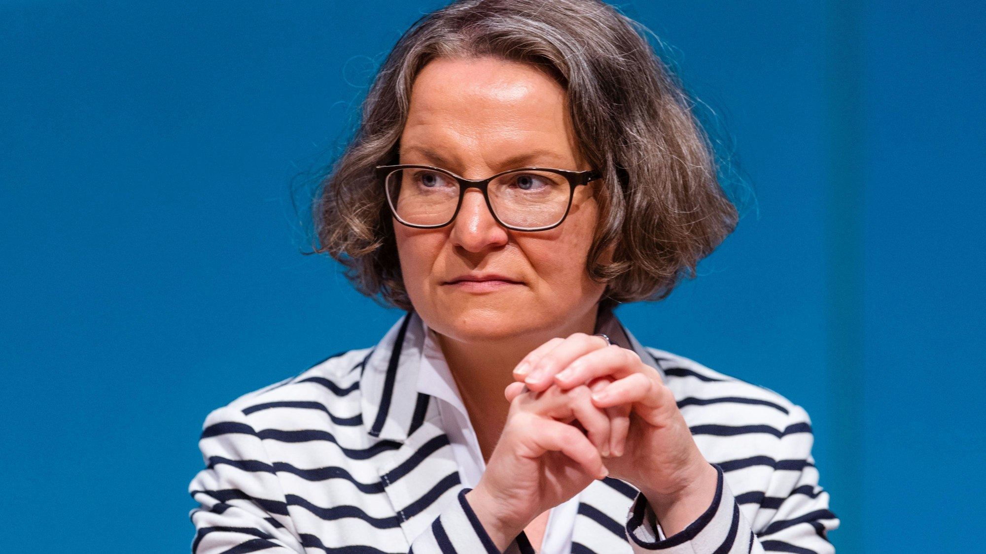 Ina Scharrenbach blickt beim Landesparteitag der nordrhein-westfälischen CDU in die Runde.  Die Kommunalministerin Ina Scharrenbach (CDU) soll im parlamentarischen Untersuchungsausschuss zur Hochwasser-Katastrophe aussagen.