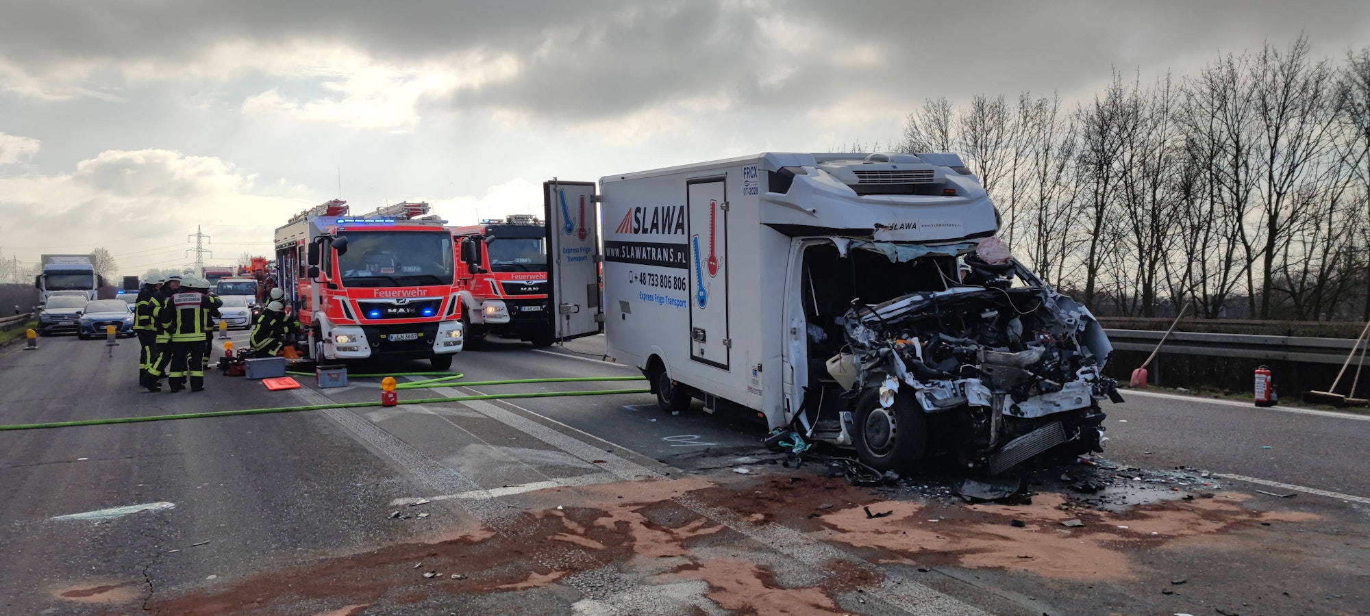 Schwerer Unfall auf der A59 bei Köln. Die Autobahn ist nach dem Unfall voll gesperrt.