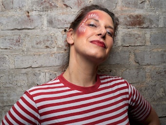 Rot-weißes Make-up für Karneval.