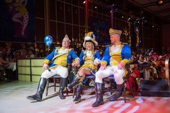 Die Bürgergarde Blau-Gold verabschiedet seine Marie Denise Willems, hier mit Präsident Markus Wallpott und Tanzoffizier Christopher Wallpott im Sartory.