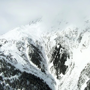 Blick auf den Lawinenabgang in St. Anton am Arlberg in Westösterreich. Mehrere Skipisten sind durch die Schneemassen verschüttet. Am Wochenende sind mehrere Menschen von Lawinen getötet worden.