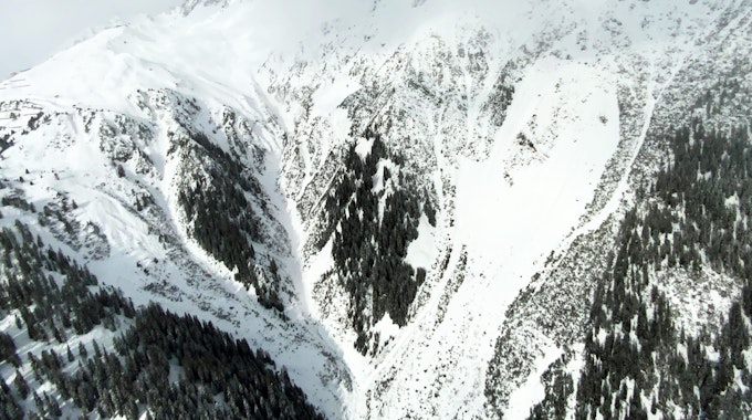 Blick auf den Lawinenabgang in St. Anton am Arlberg in Westösterreich. Mehrere Skipisten sind durch die Schneemassen verschüttet. Am Wochenende sind mehrere Menschen von Lawinen getötet worden.
