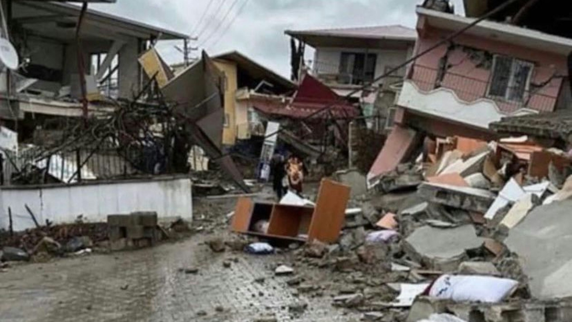 Ein Foto zeigt die Beschädigungen im Dorf Kupelikiz.