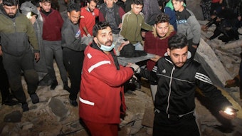 Syrische Rettungskräfte versuchen in der Stadt Hama, verletzte Menschen aus den Trümmern zu tragen. Die Einsatzkräfte werden von zahlreichen freiwilligen Helfern unterstützt.