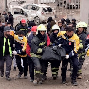 Diyarbakir: Türkische Feuerwehrleute tragen die Leiche eines Opfers