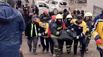 Diyarbakir: Türkische Feuerwehrleute tragen die Leiche eines Opfers