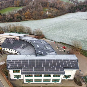 Die Grundschule Lindlar-Ost von oben fotografiert. Im hinteren Bereich ist der Anbau zu sehen.