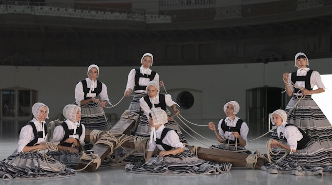 Die Tänzerinnen von „La Veronal“ binden Seile um ein Kreuz.