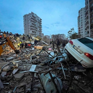 Die türkische Stadt Adana ist durch das schwere Erdbeben stark zerstört worden. Noch immer werden Hunderte Menschen vermisst.