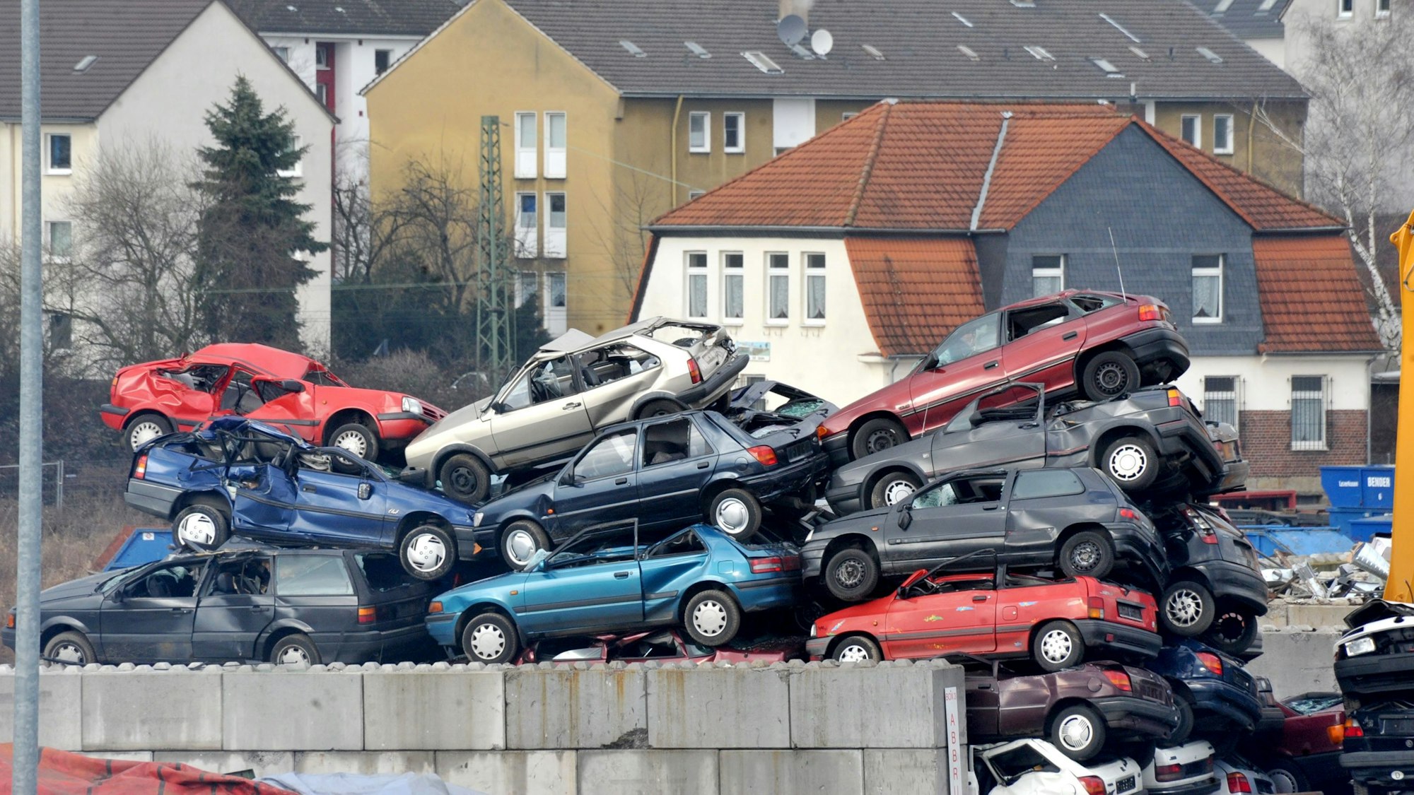 Abwrackprämie: Auf dem Schrottplatz (Autoverwertung) Bender in Leverkusen-Opladen werden die Autos mittlerweile zu hohen Türmen gestapelt.Bild: ralf krieger
Copyright ralf krieger, 