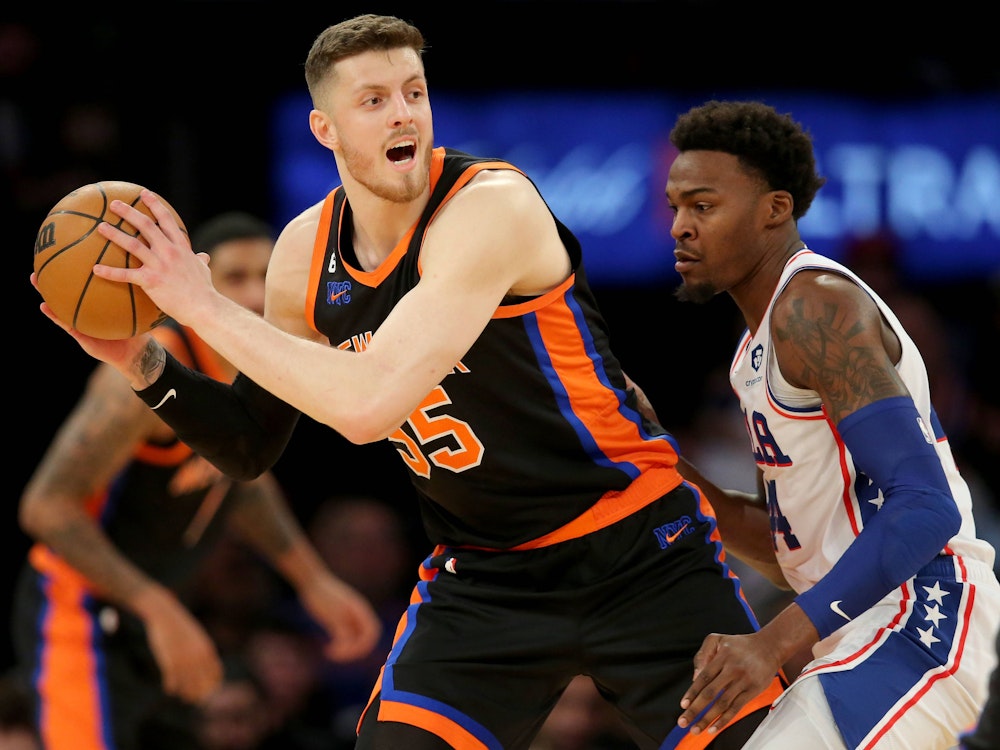 NBA: New York Knicks Center Isaiah Hartenstein hat den Ball sicher vor Philadelphia 76ers Forward Paul Reed.