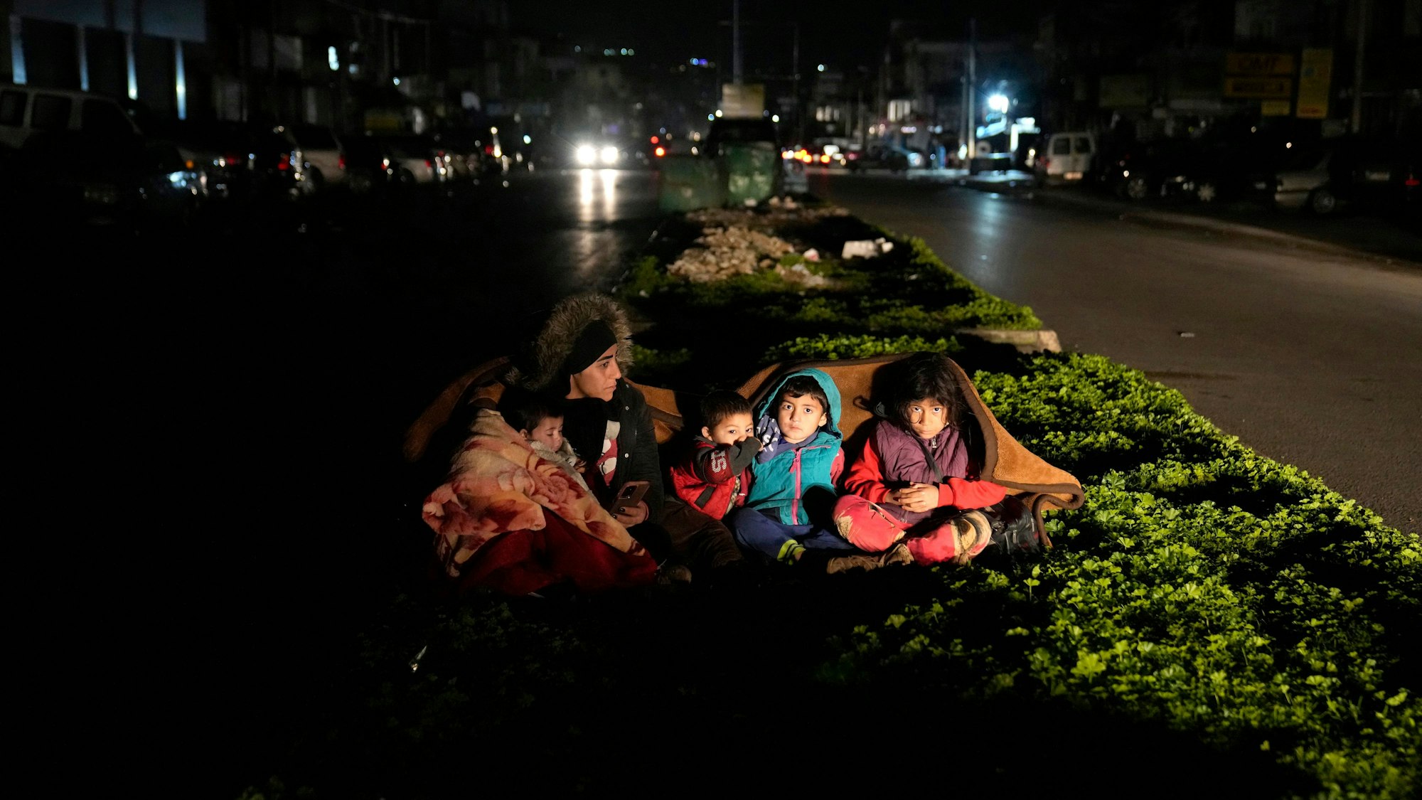 Eine Familie, die vor dem Krieg in Syrien geflohen ist und in Beirut lebt, sitzt nach dem Erdbeben, das die benachbarte Türkei erschütterte, vor ihrem Haus im Süden von Beirut.