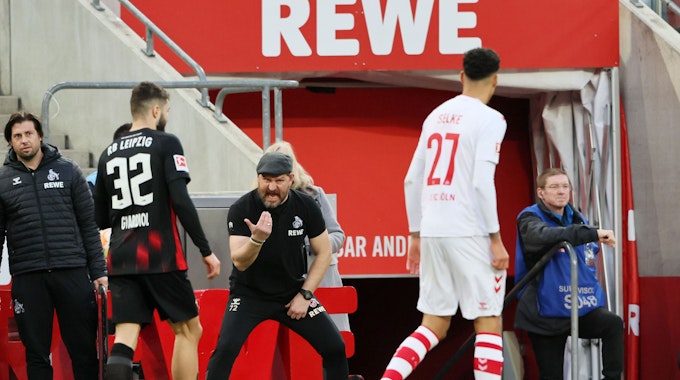 Trainer Steffen Baumgart (1. FC Köln) brüllt mit Schiebermütze an der Seitenlinie.