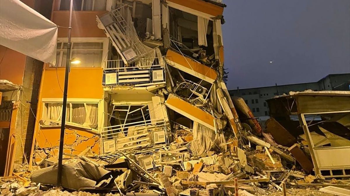 Ein eingestürztes Gebäude ist nach einem Erdbeben in Pazarcik in der südtürkischen Provinz Kahramanmaras zu sehen.&nbsp;
